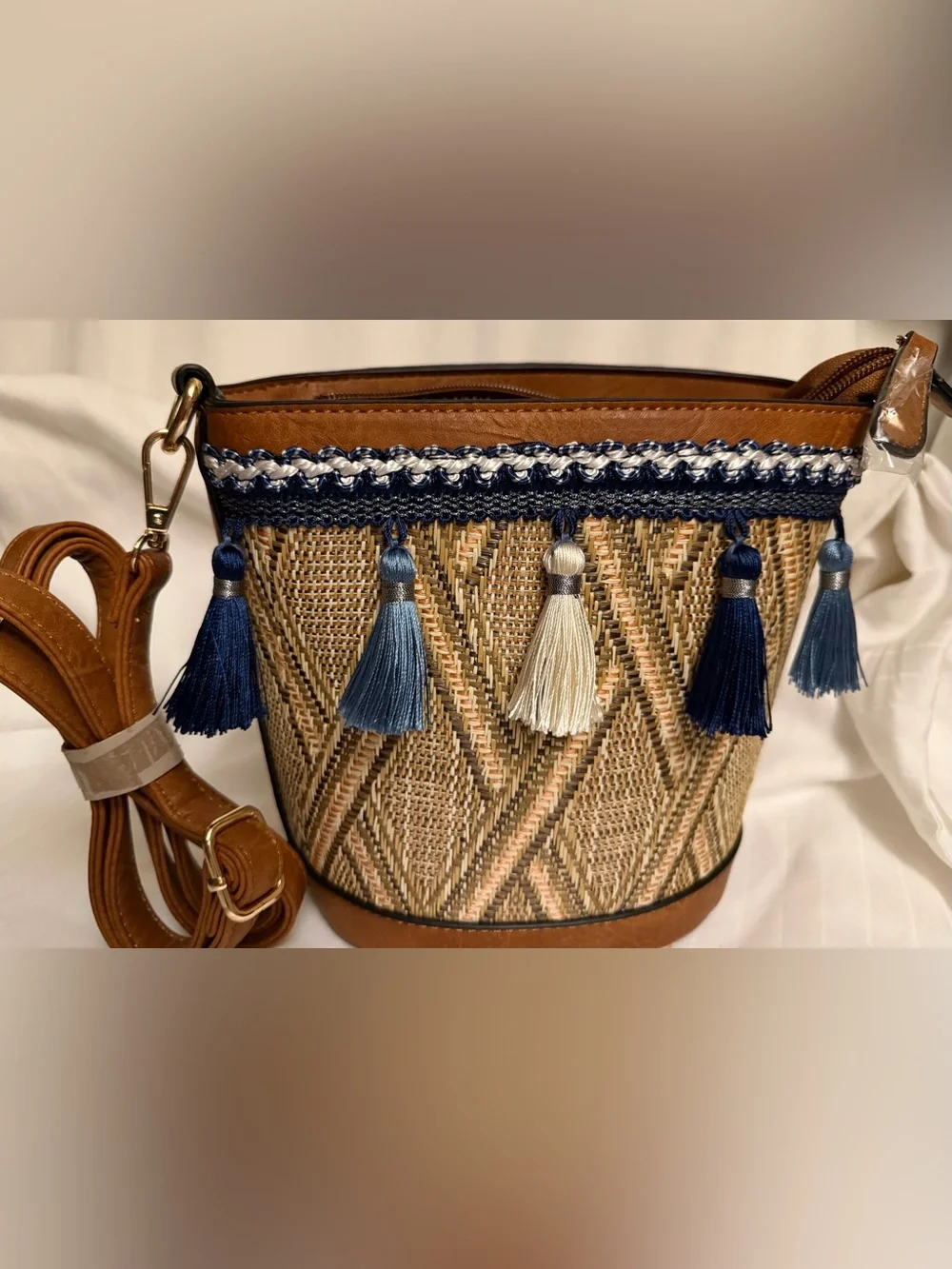 Jen & Co perfect size tassel purse . New with tags and wrapped hardware